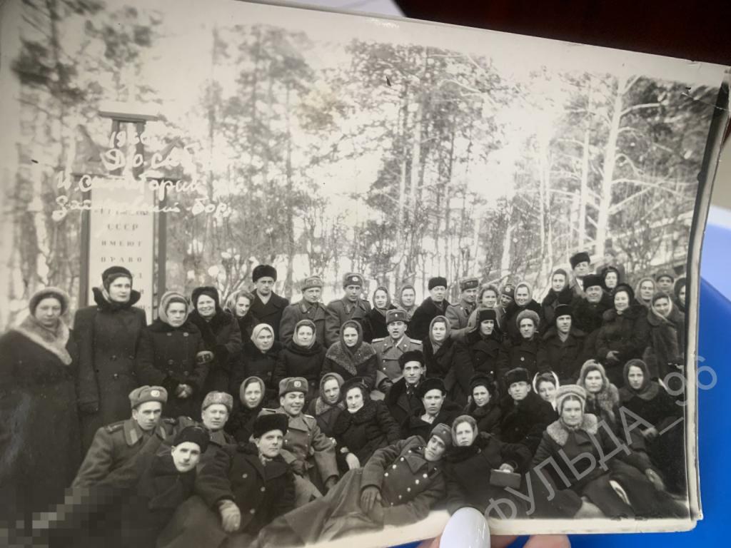 Фотография Военные девушки Санаторий 1959  мода СССР зима шаль пальто шапка