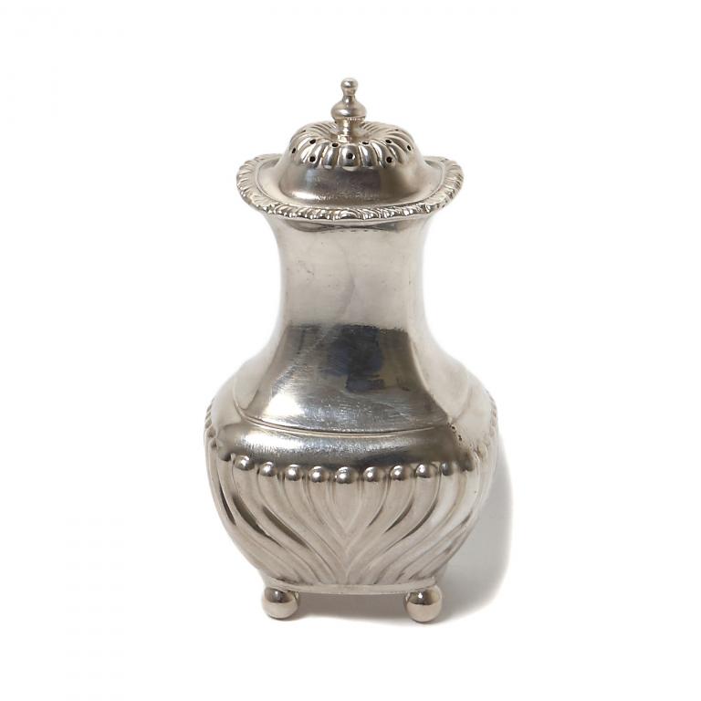 Серебряная солонка. Англия, 1910 год.