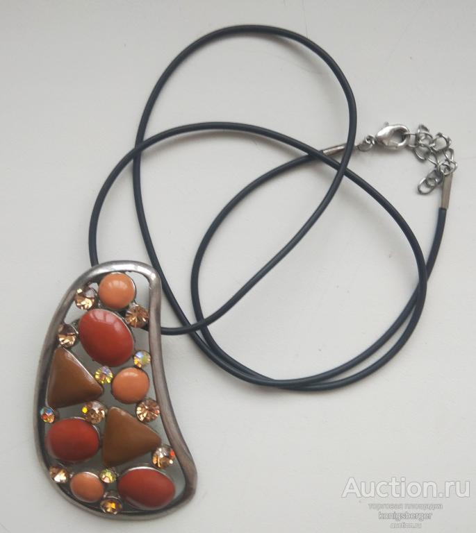 Кулон белый метал на шнурке.