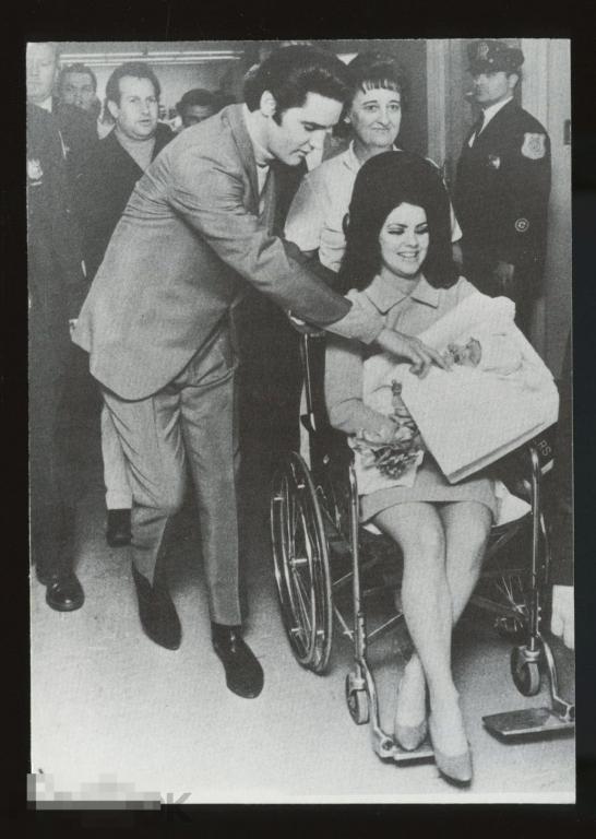 певец Элвис Пресли с женой и дочерью