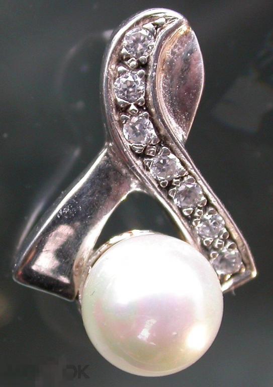 Серебряная подвеска с жемчужиной и фианитами. 925 проба. 3.0 гр. Не ношена.