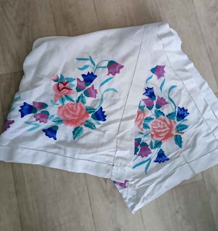 Старинная скатерть вышитая гладью 1,3*1,45м (русская гладь) (бл)