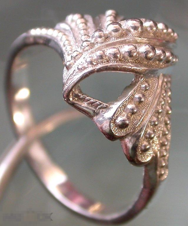 Серебряное кольцо. 925 российская проба. 3.8 гр. Размер 18.5. Не ношено.