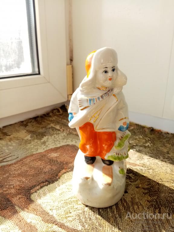 Лыжник мальчик на лыжах клеймо Полонне фарфоровая статуэтка,ранний.