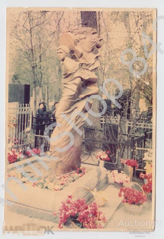 Памятник на могиле Высоцкого.Высоцкий.