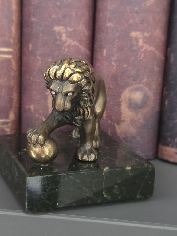 Пресс папье Лев на шаре с бриллиантами змеевик