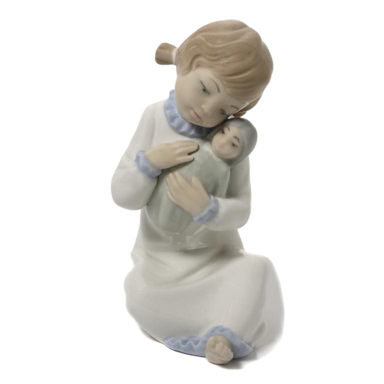 Фарфоровая фигура "Девочка с куклой". NAO