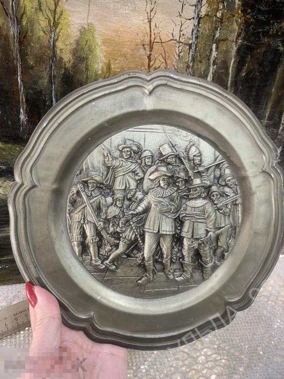 Тарелка настенная Мушкетеры барельеф Олово Германия 24 см панно