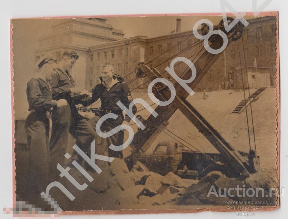 Матросы стройка грузовик автомобиль. Владивосток.