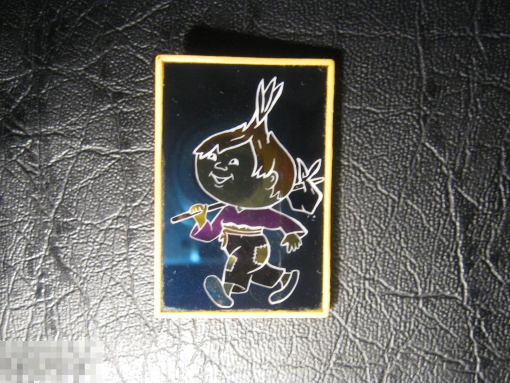 Чиполлино. Ситалл. Детский значок. Большой. Редкий.