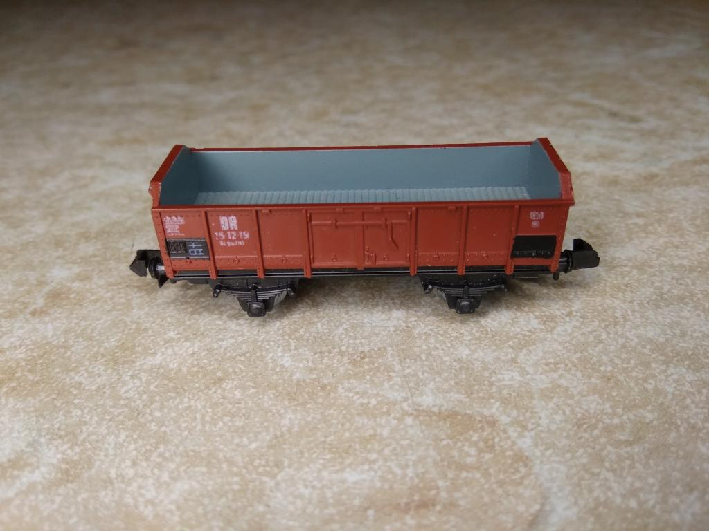 9мм.(N) Piko 2-х осный полувагон DR коричневый,с повреждениями