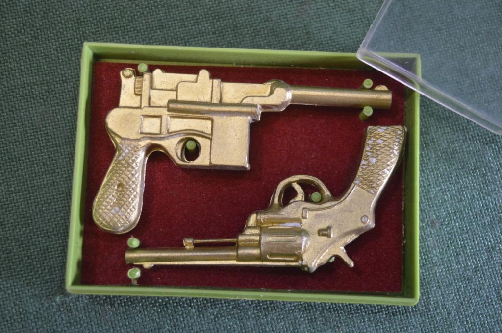 Набор сувенирный "Оружие революции. Пистолеты Наган. Маузер". В футляре. СССР. #2