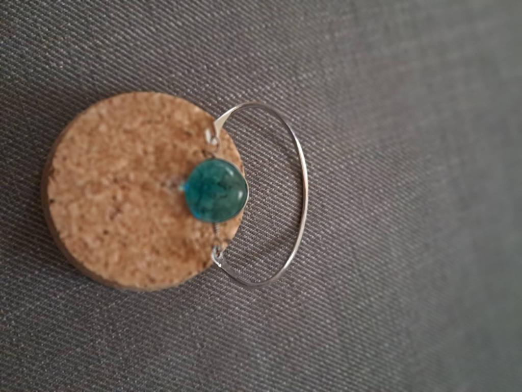 Браслет тонкий металлический со стеклянной бусиной