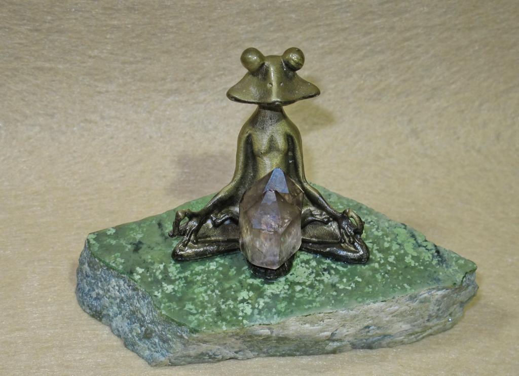 Статуэтка Медитирующая лягушка на постаменте из Везувианита. Кристалл Кварца.