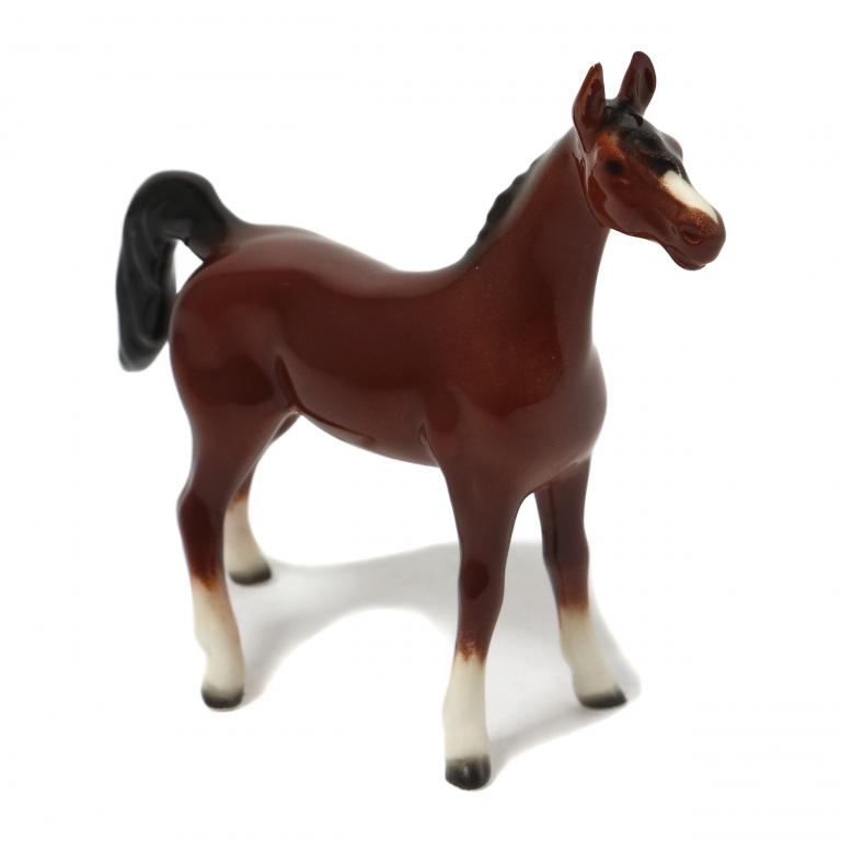 Фарфоровая фигура "Стоящая гнедая лошадь​". Goebel