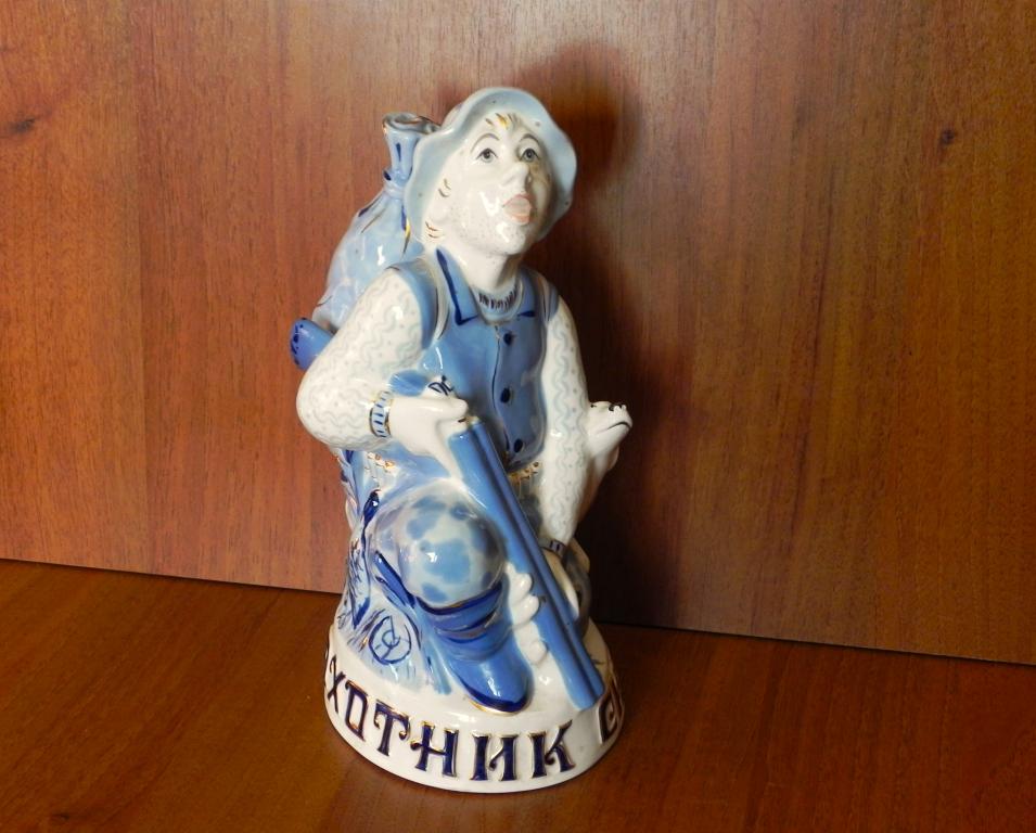 ШТОФ ГЖЕЛЬ.ОХОТНИК С СОБАКОЙ  ПОДЛИННОСТЬ 100%.