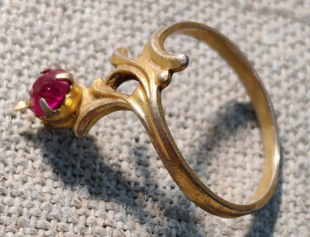 Кольцо с камнем под Рубин, клейма, позолота, СССР.