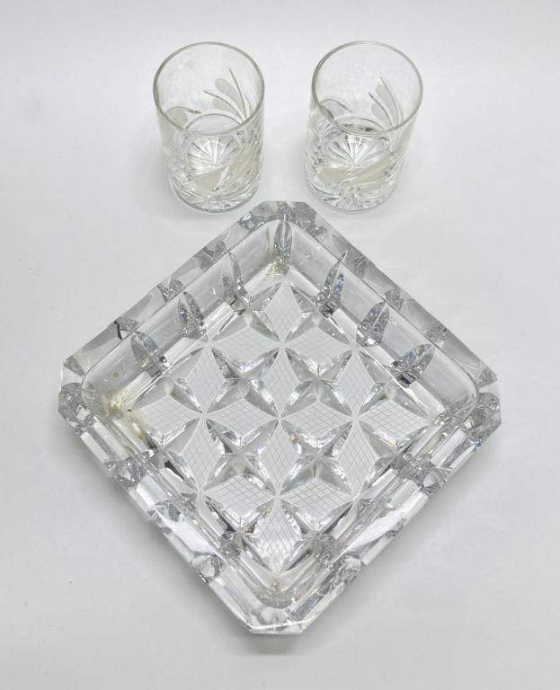 Конфетница (есть скол) + 2 стопки, хрусталь