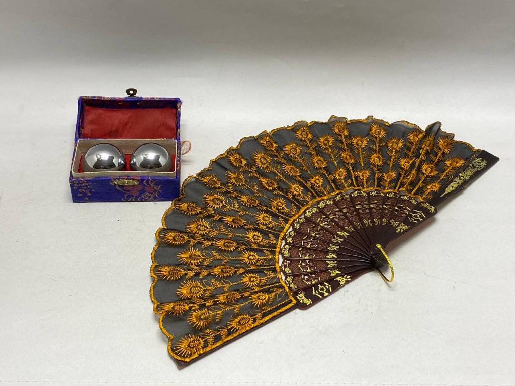 Набор сувениров веер и массажные шары для рук