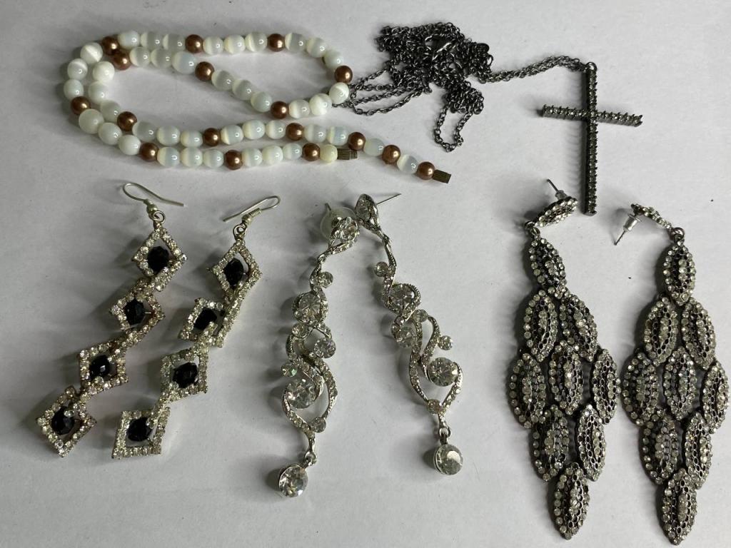 Набор серьги 3 пары, бусы и подвеска крест