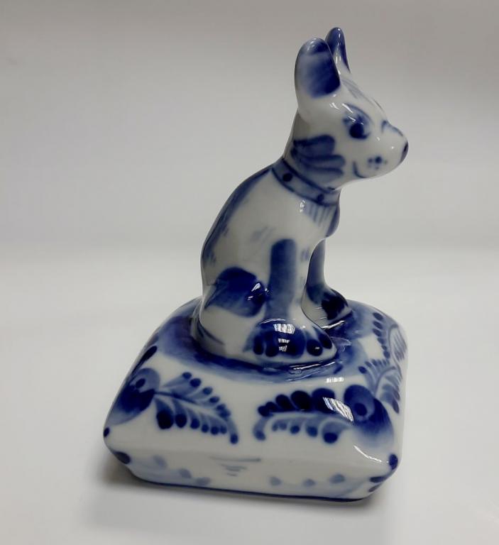 Фарфоровый сувенир "Щенок на подушке", гжель, авторская работа