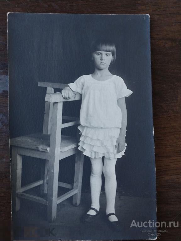 Гурьевск. Девочка со стулом 1930 год