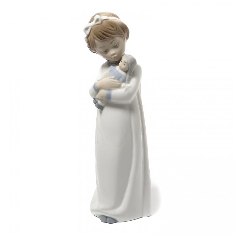 Фарфоровая фигура "Девочка с куклой" NAO by Lladro