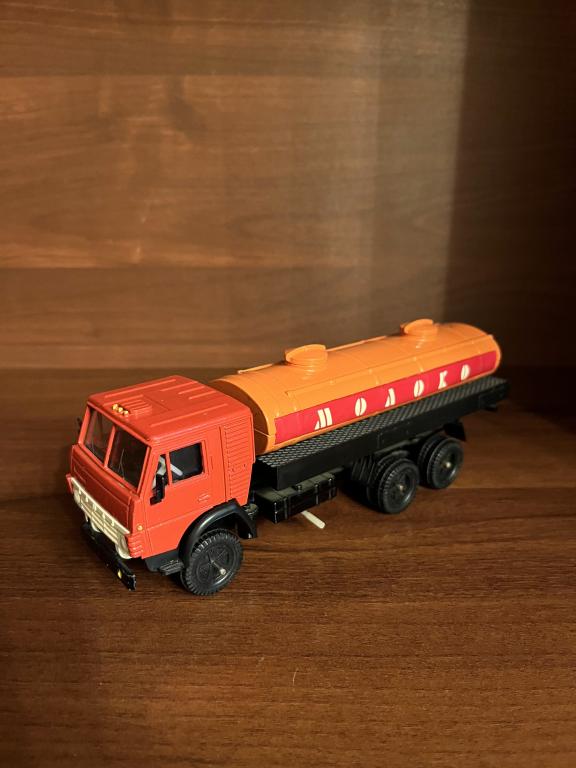 Модель СССР 1:43 КАМАЗ Молоко.